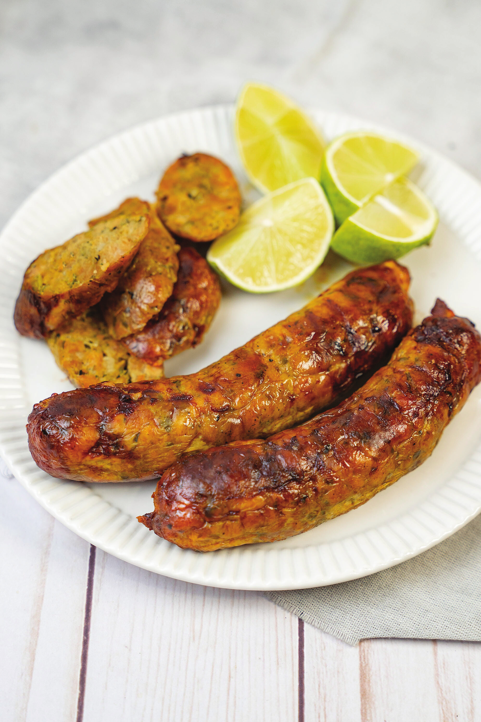 Grilled Colombian chorizos with lime